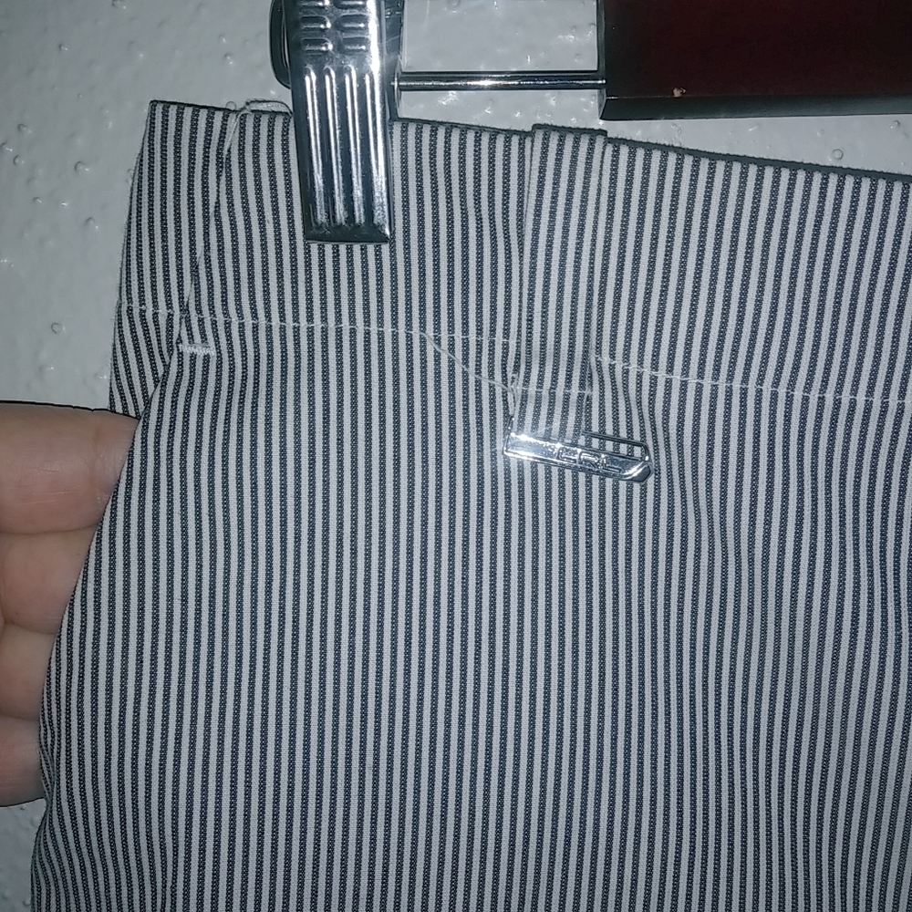 L-RL Lauren Ralph Lauren Active 6 Preppy Pinstriped Stretch Shorts - Picture 4 of 7